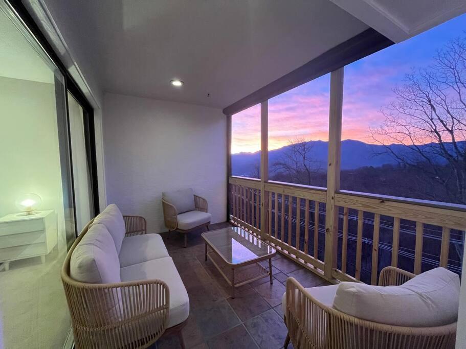 개틀린버그 Lux Retro Getaway W/ Ober & Smoky Mtn Views! 빌라 외부 사진